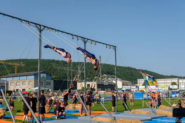 12 Schaukelringvorführung bei über 30°C in Beringen