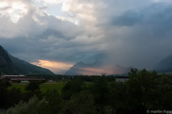 12 Sonnenstrahlen brechen durch