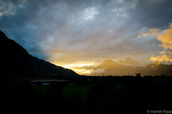 17 gelblicher Sonnenuntergang mit Wolken