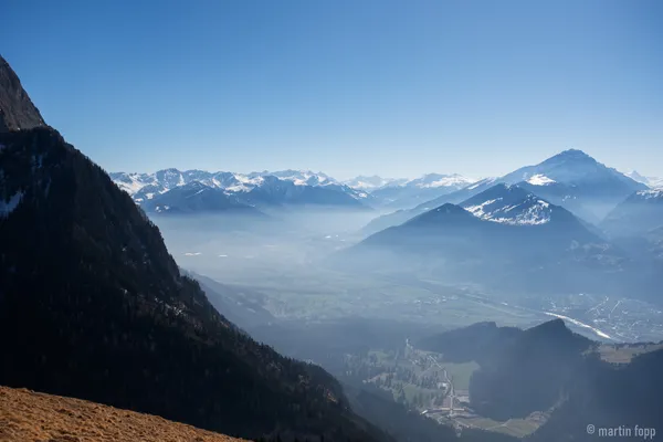 20 Calanda und Churer Rheintal im Dunst
