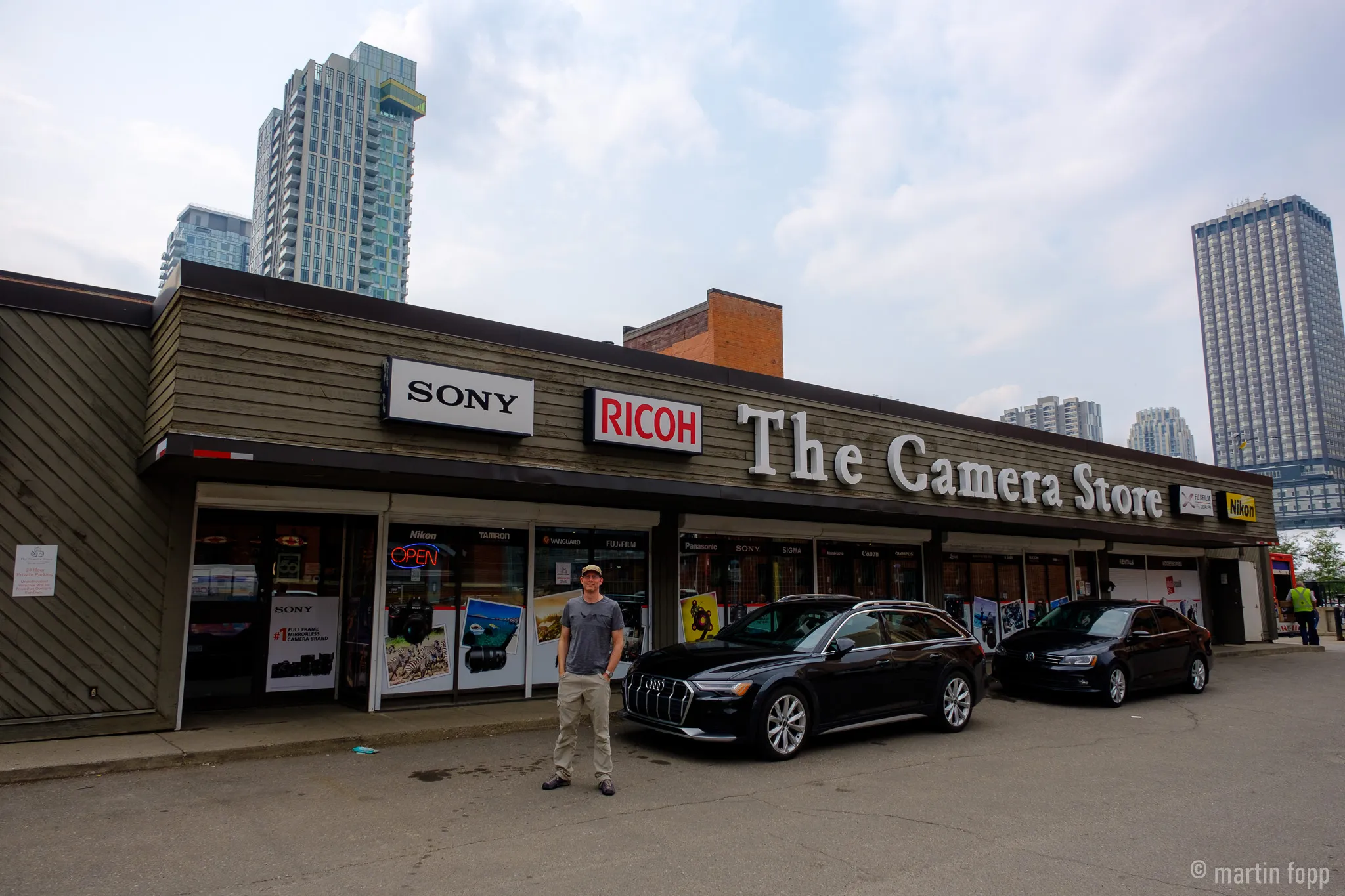 vor dem Camera-Store in Calgary