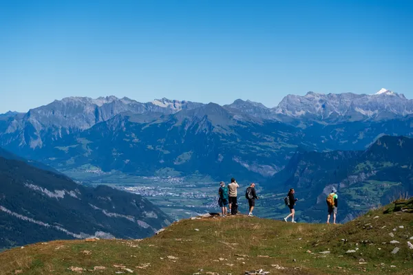 30 Dreibündenstein mit Blick in Richtung Vilan