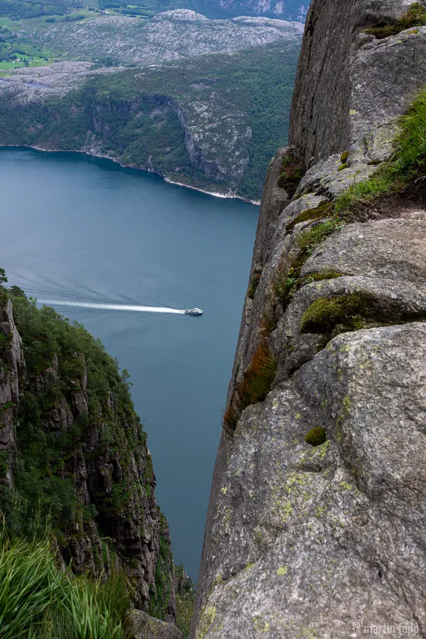 31 Preikestolen - Blick runter in den Lysefjord