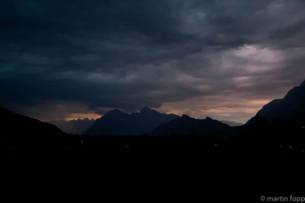 35 Regen naht im letzten Abendlicht