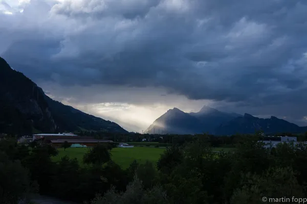 36 Sonnenstrahlen durch Regenwolken