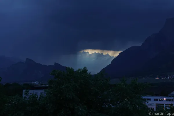 44 Regenwolkenlücke über dem Fläscherberg