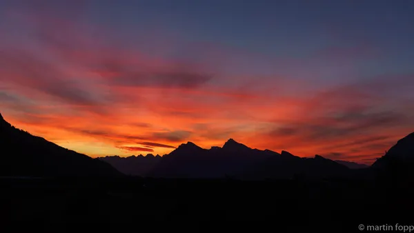 47 feuriger Sonnenuntergang